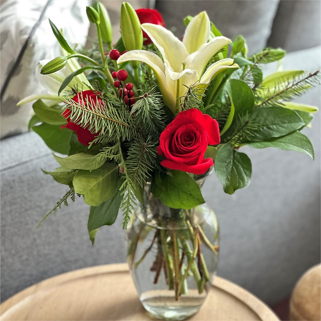 Sparkling Snowflakes Bouquet – THE LADYBUG FLORAL & GIFTS, Berlin WI